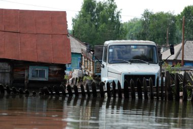 Barnaul, Rusya-22 Haziran 2020. Altai Bölgesi 'ndeki Ob Nehri' nde sel