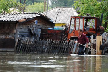 Barnaul, Rusya-22 Haziran 2020. Altai Bölgesi 'ndeki Ob Nehri' nde sel