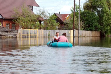 Barnaul, Rusya-22 Haziran 2020. Altai Bölgesi 'ndeki Ob Nehri' nde sel