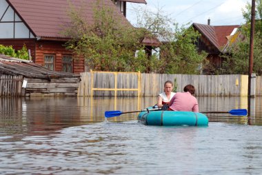 Barnaul, Rusya-22 Haziran 2020. Altai Bölgesi 'ndeki Ob Nehri' nde sel