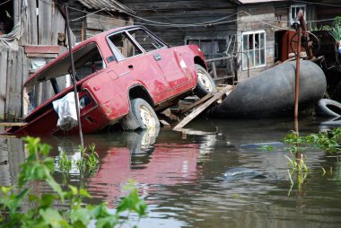 Barnaul, Rusya-22 Haziran 2020. Altai Bölgesi 'ndeki Ob Nehri' nde sel