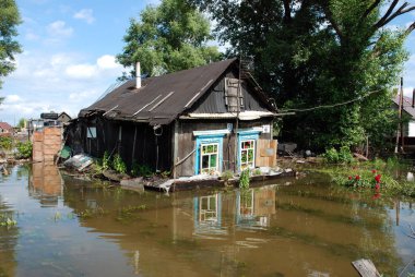 Barnaul, Rusya-22 Haziran 2020. Altai Bölgesi 'ndeki Ob Nehri' nde sel