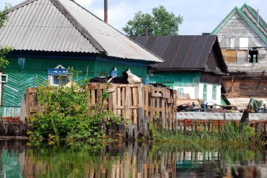 Barnaul, Rusya-22 Haziran 2020. Altai Bölgesi 'ndeki Ob Nehri' nde sel