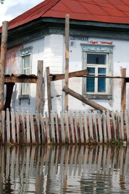 Barnaul, Rusya-22 Haziran 2020. Altai Bölgesi 'ndeki Ob Nehri' nde sel