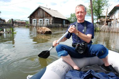 Barnaul, Rusya-22 Haziran 2020. Altai Bölgesi 'ndeki Ob Nehri' nde sel