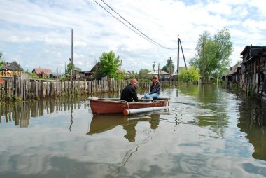 Barnaul, Rusya-22 Haziran 2020. Altai Bölgesi 'ndeki Ob Nehri' nde sel