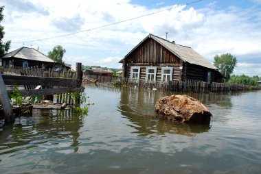 Barnaul, Rusya-22 Haziran 2020. Altai Bölgesi 'ndeki Ob Nehri' nde sel