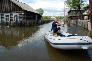 Barnaul, Rusya-22 Haziran 2020. Altai Bölgesi 'ndeki Ob Nehri' nde sel