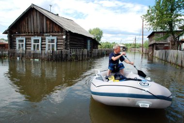 Barnaul, Rusya-22 Haziran 2020. Altai Bölgesi 'ndeki Ob Nehri' nde sel