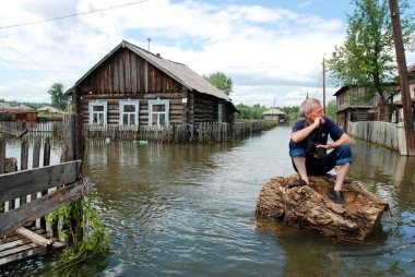 Barnaul, Rusya-22 Haziran 2020. Altai Bölgesi 'ndeki Ob Nehri' nde sel