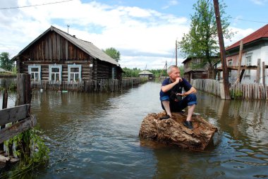 Barnaul, Rusya-22 Haziran 2020. Altai Bölgesi 'ndeki Ob Nehri' nde sel