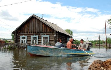 Barnaul, Rusya-22 Haziran 2020. Altai Bölgesi 'ndeki Ob Nehri' nde sel