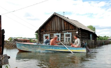 Barnaul, Rusya-22 Haziran 2020. Altai Bölgesi 'ndeki Ob Nehri' nde sel