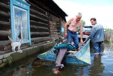 Barnaul, Rusya-22 Haziran 2020. Altai Bölgesi 'ndeki Ob Nehri' nde sel