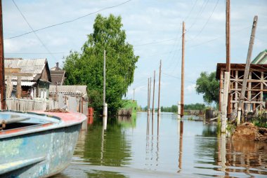 Barnaul, Rusya-22 Haziran 2020. Altai Bölgesi 'ndeki Ob Nehri' nde sel