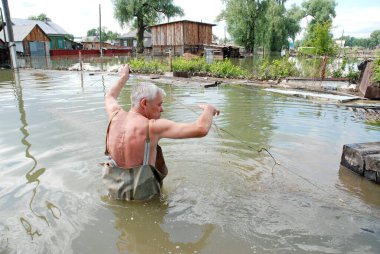 Barnaul, Rusya-22 Haziran 2020. Altai Bölgesi 'ndeki Ob Nehri' nde sel