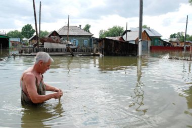 Barnaul, Rusya-22 Haziran 2020. Altai Bölgesi 'ndeki Ob Nehri' nde sel
