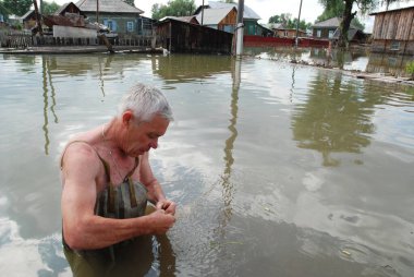 Barnaul, Rusya-22 Haziran 2020. Altai Bölgesi 'ndeki Ob Nehri' nde sel