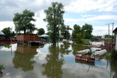 Barnaul, Rusya-22 Haziran 2020. Altai Bölgesi 'ndeki Ob Nehri' nde sel