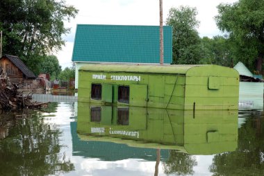 Barnaul, Rusya-22 Haziran 2020. Altai Bölgesi 'ndeki Ob Nehri' nde sel