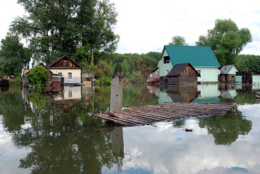 Barnaul, Rusya-22 Haziran 2020. Altai Bölgesi 'ndeki Ob Nehri' nde sel