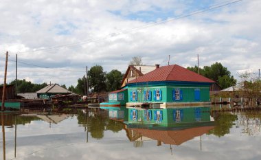 Barnaul, Rusya-22 Haziran 2020. Altai Bölgesi 'ndeki Ob Nehri' nde sel
