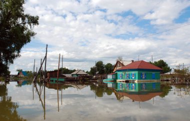Barnaul, Rusya-22 Haziran 2020. Altai Bölgesi 'ndeki Ob Nehri' nde sel