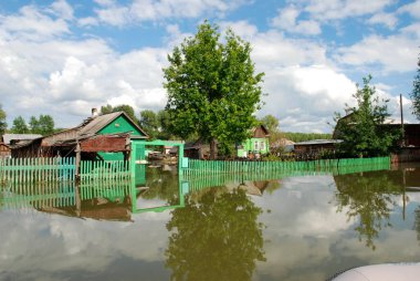 Barnaul, Rusya-22 Haziran 2020. Altai Bölgesi 'ndeki Ob Nehri' nde sel