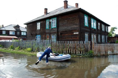 Barnaul, Rusya-22 Haziran 2020. Altai Bölgesi 'ndeki Ob Nehri' nde sel