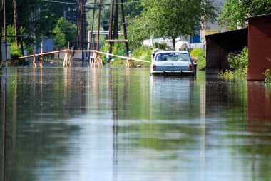 Barnaul, Rusya-22 Haziran 2020. Altai Bölgesi 'ndeki Ob Nehri' nde sel
