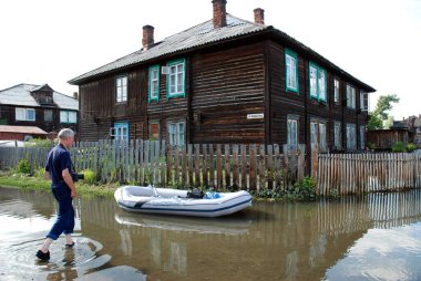 Barnaul, Rusya-22 Haziran 2020. Altai Bölgesi 'ndeki Ob Nehri' nde sel