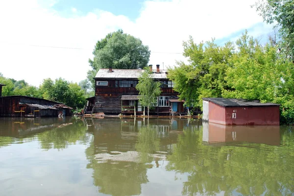 Barnaul, Rusya-22 Haziran 2020. Altai Bölgesi 'ndeki Ob Nehri' nde sel