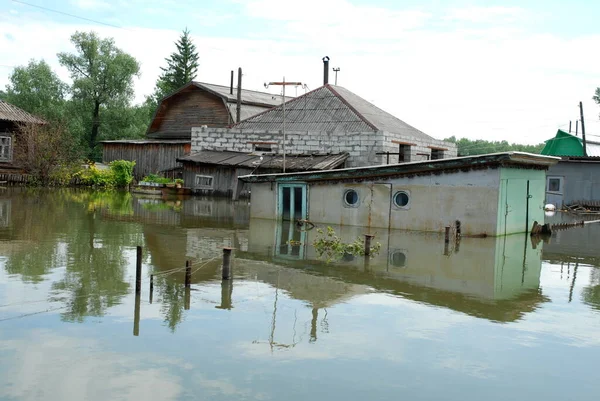 Barnaul, Rusya-22 Haziran 2020. Altai Bölgesi 'ndeki Ob Nehri' nde sel