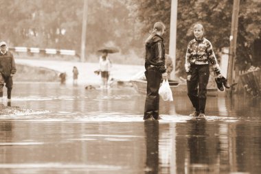 Barnaul, Rusya-22 Haziran 2020. Altai Bölgesi 'ndeki Ob Nehri' nde sel