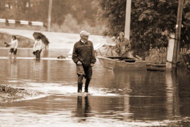 Barnaul, Rusya-22 Haziran 2020. Altai Bölgesi 'ndeki Ob Nehri' nde sel