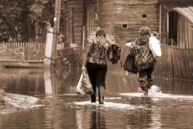 Barnaul, Rusya-22 Haziran 2020. Altai Bölgesi 'ndeki Ob Nehri' nde sel