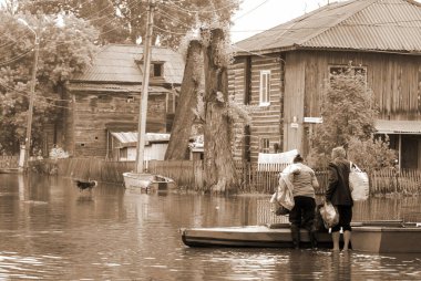 Barnaul, Rusya-22 Haziran 2020. Altai Bölgesi 'ndeki Ob Nehri' nde sel