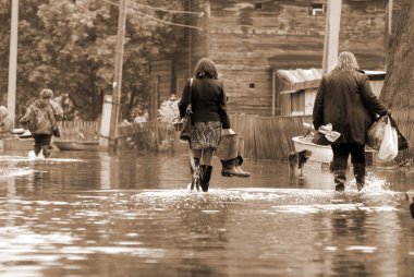 Barnaul, Rusya-22 Haziran 2020. Altai Bölgesi 'ndeki Ob Nehri' nde sel