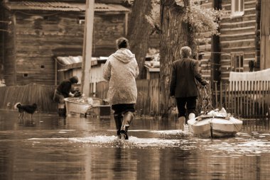 Barnaul, Rusya-22 Haziran 2020. Altai Bölgesi 'ndeki Ob Nehri' nde sel