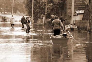Barnaul, Rusya-22 Haziran 2020. Altai Bölgesi 'ndeki Ob Nehri' nde sel