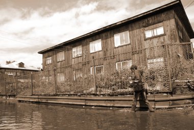 Barnaul, Rusya-22 Haziran 2020. Altai Bölgesi 'ndeki Ob Nehri' nde sel