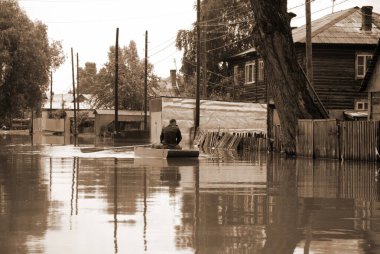 Barnaul, Rusya-22 Haziran 2020. Altai Bölgesi 'ndeki Ob Nehri' nde sel