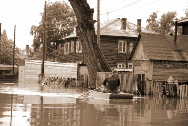 Barnaul, Rusya-22 Haziran 2020. Altai Bölgesi 'ndeki Ob Nehri' nde sel