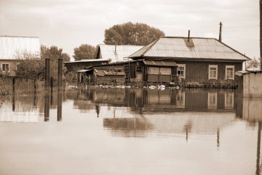 Barnaul, Rusya-22 Haziran 2020. Altai Bölgesi 'ndeki Ob Nehri' nde sel
