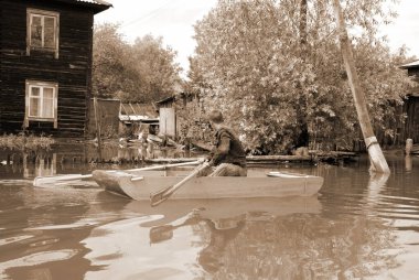 Barnaul, Rusya-22 Haziran 2020. Altai Bölgesi 'ndeki Ob Nehri' nde sel