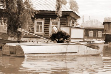 Barnaul, Rusya-22 Haziran 2020. Altai Bölgesi 'ndeki Ob Nehri' nde sel