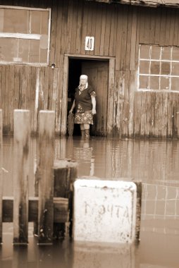 Barnaul, Rusya-22 Haziran 2020. Altai Bölgesi 'ndeki Ob Nehri' nde sel