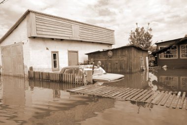 Barnaul, Rusya-22 Haziran 2020. Altai Bölgesi 'ndeki Ob Nehri' nde sel