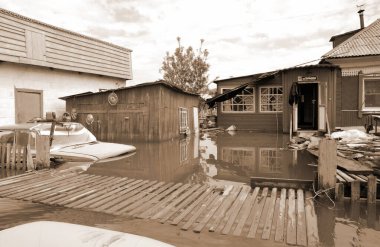 Barnaul, Rusya-22 Haziran 2020. Altai Bölgesi 'ndeki Ob Nehri' nde sel