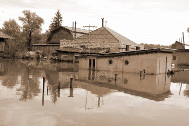 Barnaul, Rusya-22 Haziran 2020. Altai Bölgesi 'ndeki Ob Nehri' nde sel